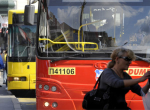 SEDELA SAM U AUTOBUSU U BEOGRADU KADA JE GLAVA PALA NA MOJE RAME: Ženi pozlilo, hladili je vodom – a onda je uradila nešto nečuveno!