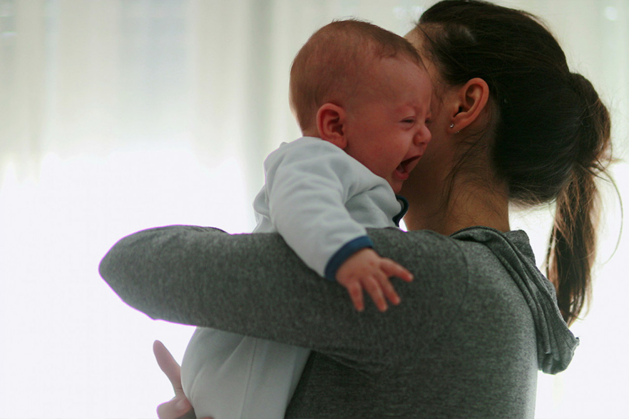 MAMA JE DOBILA PORUKU OD KOMŠIJA I BRIZNULA U PLAČ:  Ono što su joj napisali nateralo joj se suze na oči - od besa!