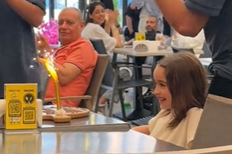 NIJE IMALA PRIJATELJE DOK JE GASILA SVEĆICU NA TORTI: Emotivna scena devojčice koja je sa ocem i osobljem restorana proslavila rođendan rasplakala sve!