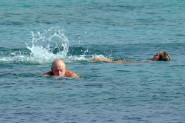 ČARLS JE NUDISTA I POJAVIO SE GOLIŠAV NA PLAŽI: Sunce je obasjalo pozadine njega i supruge, ovaj prizor inspiriše