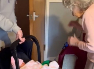 VIDEO KOJI TOPI SVA SRCA: Baka prvi put upoznaje praunuku i njena reakcija će i vas rasplakati!