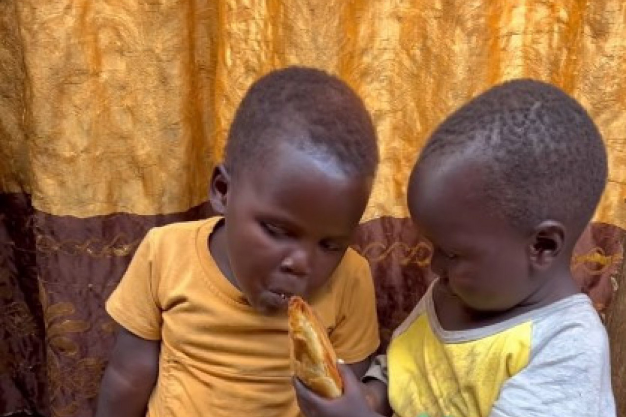 EMOTIVNA SCENA DVOJE DECE U AFRICI TERA SUZE NA OČI: Tako mali mogu da nas nauče velikim lekcijama! (VIDEO)