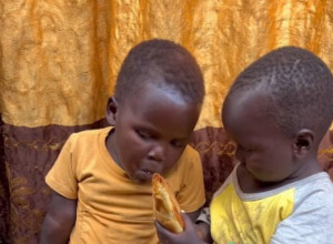 EMOTIVNA SCENA DVOJE DECE U AFRICI TERA SUZE NA OČI: Tako mali mogu da nas nauče velikim lekcijama! (VIDEO)