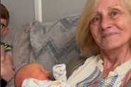 BAKA JE DRŽALA U NARUČJU UNUKA: Zet se pojavio sa još jednom bebom, a ona je vrisnula od šoka! (VIDEO)