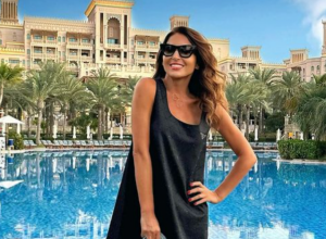 SANJA MARINKOVIĆ ZAGRMELA U MALENOM BIKINIJU U DUBAIJU: Pokazala telo, svi u neverici gledaju u popularnu voditeljku! (FOTO)