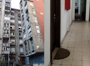 OTVORENA VRATA STANA, NJIH DVOJE LEŽE U KREVETU I NADZIRU KOMŠIJE: Prizor iz zgrade u Srbiji šokirao sve (FOTO)