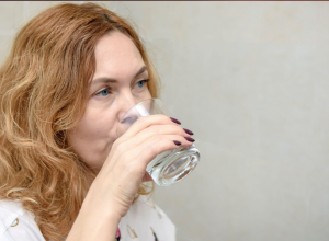 TEST OD 5 SEKUNDI OTKRIVA DA LI ODMAH MORATE DA POPIJETE ČAŠU VODE: Proverite da li ste dehidrirani! (VIDEO)