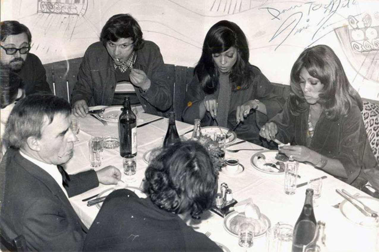 TINA TARNER JE 1974. USLIKANA U SKADARLIJI I OVA FOTKA ZLATA VREDI: Uživala je u restoranu gde odlaze mnogi Beograđani