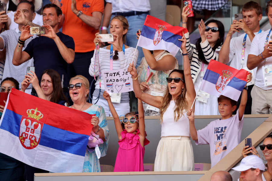 JELENA ĐOKOVIĆ POKAZALA NOVAKOVU ZLATNU MEDALJU I URADILA OVO: Našalila se s pratiocima uz osmeh od uva do uva (VIDEO)