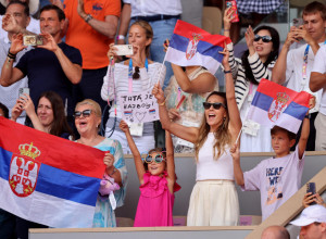 JELENA ĐOKOVIĆ POKAZALA NOVAKOVU ZLATNU MEDALJU I URADILA OVO: Našalila se s pratiocima uz osmeh od uva do uva (VIDEO)