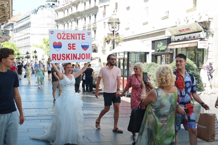 NATALIJA JE OBUKLA VENČANICU I PROŠETALA GRADOM SA ŠOK NATPISOM: Živi u Šapcu i spojila je više od 100 parova! (VIDEO)