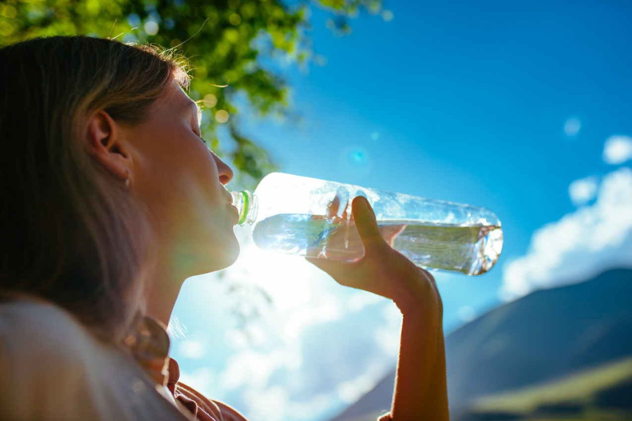 KO NIKAKO NE SME DA PIJE VODU IZ PLASTIČNE FLAŠE, OPASNA JE PO ZDRAVLJE: Kada "česmovača" može da vam produži život?