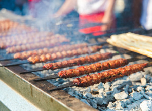 ROŠTILJSKI GENIJALNI TRIK: Kako da napravite najbolji kebab, a sve što vam treba je plasična flaša! (VIDEO)