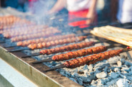 ROŠTILJSKI GENIJALNI TRIK: Kako da napravite najbolji kebab, a sve što vam treba je plasična flaša! (VIDEO)