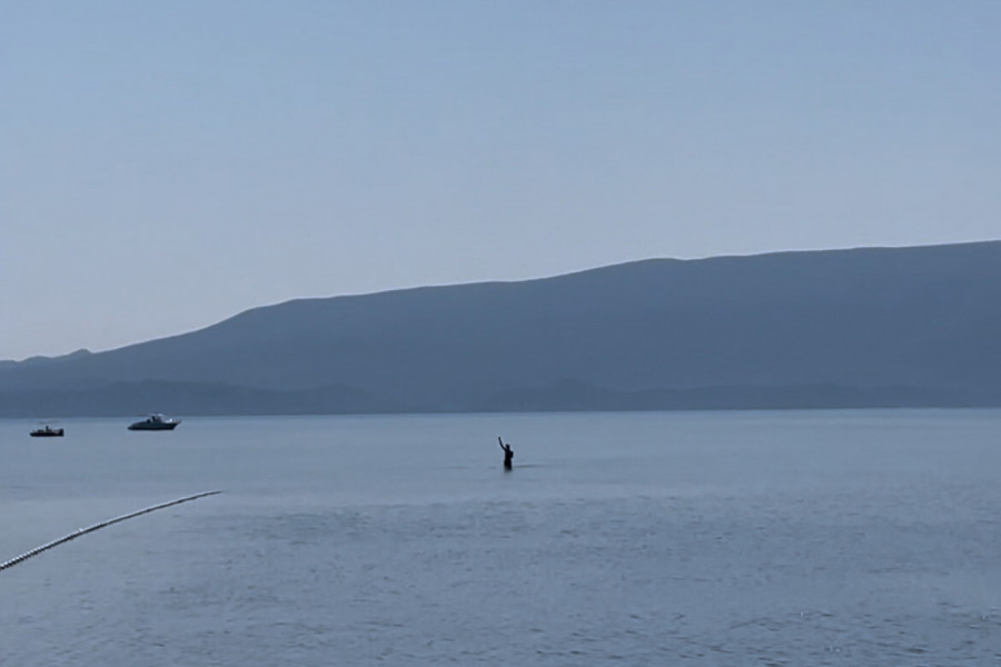 SUNČALA SAM SE GOLIŠAVA NA PLAŽI, A ONDA SAM UGLEDALA DVA TELEFONA: Snimali su me sa čamca pa je došlo do okršaja