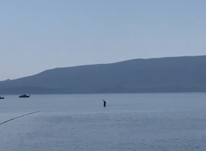 SUNČALA SAM SE GOLIŠAVA NA PLAŽI, A ONDA SAM UGLEDALA DVA TELEFONA: Snimali su me sa čamca pa je došlo do okršaja