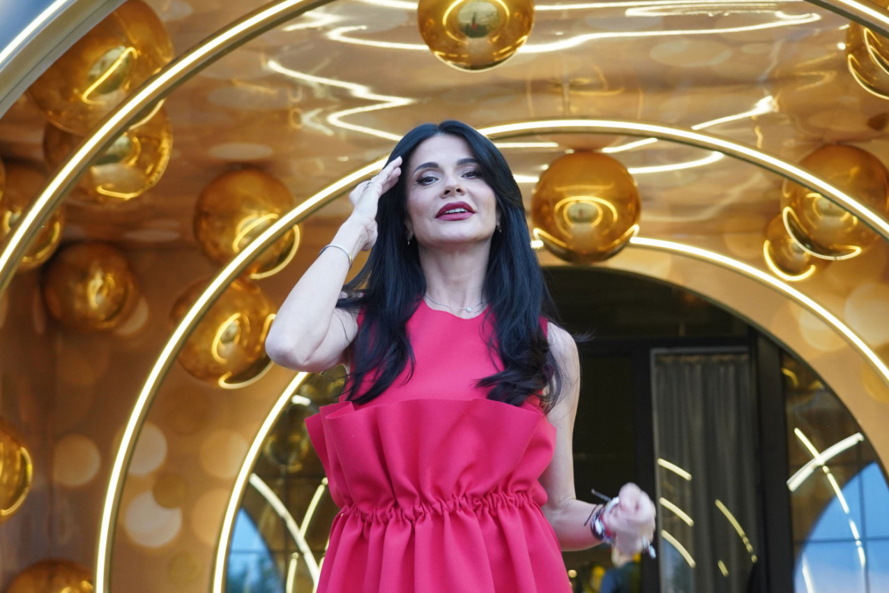 DA LI JE ONA NAŠA NAJLEPŠA VODITELJKA SA NAJVIŠE STILA: Ko bi se drugi usudio da ponese ovu unikatnu modnu kombinaciju, sem nje?! (FOTO, VIDEO)