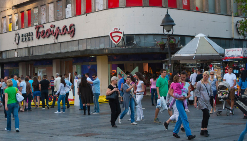 SRBENDA PODIVLJAO U PRODAVNICI U BEOGRADU! Sinu je kupovao jaknu, a onda zaurlao na prodavačicu: "Mom detetu prodajete OVO!"