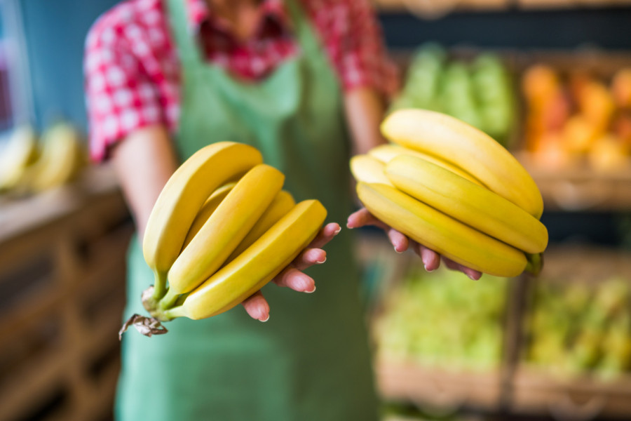 ZAŠTO UJUTRU NIKAKO NE SMETE DA JEDETE BANANE? Lekar upozorava na ogromnu grešku koju svi prave!