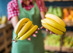 ZAŠTO UJUTRU NIKAKO NE SMETE DA JEDETE BANANE? Lekar upozorava na ogromnu grešku koju svi prave!