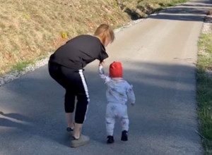 DEJANA JE MAMA BEZ RUKU, ALI NOSI SVOJU ĆERKICU I TO OVAKO: Video "Devojke sa krilima" pogledalo je 2,6 miliona ljudi, scena koja nikoga ne ostavlja ravnodušnim! (VIDEO)