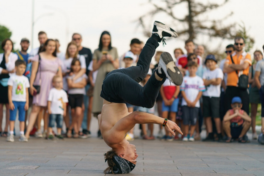 POSLE 20 GODINA BREJKDENSA NEŠTO JE POČELO DA MU RASTE NA GLAVI: Kada je otišao kod lekara i skinuo kapu i oni su se SKAMENILI! (FOTO)