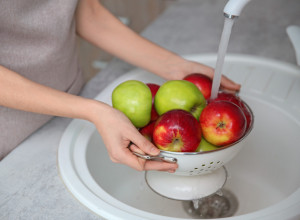 JEDNOSTAVAN TEST OTKRIVA DA LI SU JABUKE PUNE PESTICIDA: Uradite OVO i gledajte šta će se sve isplivati! (VIDEO)