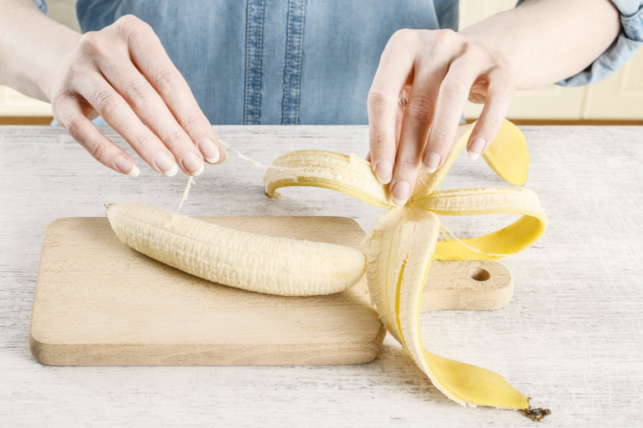 UVEK PRVO SKINETE IRITANTNE BELE "ŽILICE" SA BANANA, TO JE OGROMNA GREŠKA! Evo zašto to nikako ne smete da uradite!