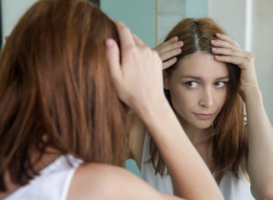 STALNO STE UMORNI I KOSA JE IZNENADA POČELA DA VAM SEDI? Ovo su simptomi upozorenja na retko, ali veoma OZBILJNO STANJE!