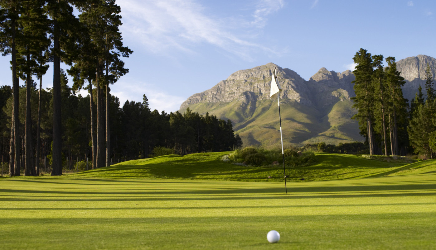 DŽOGIRALA JE PORED GOLF-TERENA, A ONDA ODJEDNOM ČULA VRISKU I ČUDNE ZVUKOVE! Kada se okrenula na travi je ugledala par u zanosu: Sve je snimila, ALI TO NIJE BIO KRAJ! (FOTO)