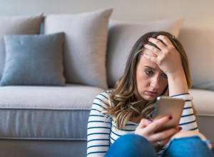 UZELA SAM MUŽU TELEFON I NAŠLA TRI SUMNJIVA IMENA - ZVALA SAM IH: Posramila sam se kada sam shvatila ko je s druge strane, a onda je usledilo NAJGORE!