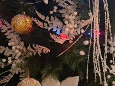 Svetlucave trakice spuštaju se niz novogodišnje drvo