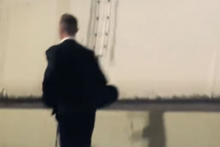 Nepoznati muškarac trči kroz tunel