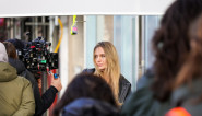 Anđelina Džoli je primećena u Parizu tokom snimanja svog predstojećeg filma, zrači lepotom i snima scene u prodavnici perika.