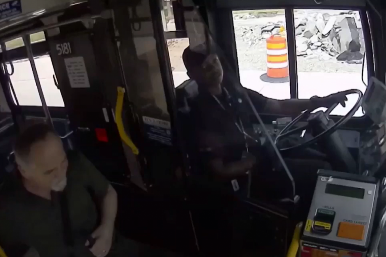 VOZAČ AUTOBUSA JE TOKOM VOŽNJE UGLEDAO SLEPOG ČOVEKA NASRED ULICE: Svi u neverici kada su čuli šta mu dogodilo! (VIDEO)