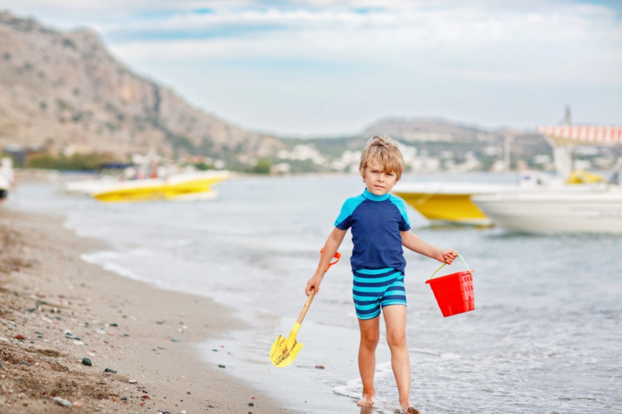 DEČAK SE IGRAO NA PLAŽI I SLUČAJNO PRONAŠAO NEOBIČAN KAMEN: 35 godina kasnije je saznao ISTINU i ostao paralisan zbog onoga što se dogodilo!