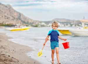 DEČAK SE IGRAO NA PLAŽI I SLUČAJNO PRONAŠAO NEOBIČAN KAMEN: 35 godina kasnije je saznao ISTINU i ostao paralisan zbog onoga što se dogodilo!