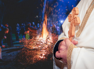 SVEŠTENIK RAZREŠAVA NEDOUMICE - EVO ŠTA SE PRVO RADI S BADNJAKOM KADA SE UNESE U KUĆU: U jednom mnogi greše!