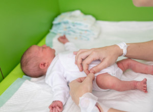 TETKA JE DOŠLA U POSETU NOVOPEČENOJ MAMI I NJENOM SINU: Kada je pogledala bebu ODMAH je shvatila da nešto nije u redu - fotografija deteta je sve dokazala!