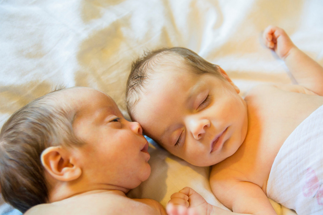 BLIZNAKINJE SU RAZDVOJENE NA ROĐENJU ZBOG BOLESTI - jedna se borila za život! Usledio je njihov prvi susret posle 7 meseci, svi zanemeli zbog onog što se dogodilo! (FOTO)