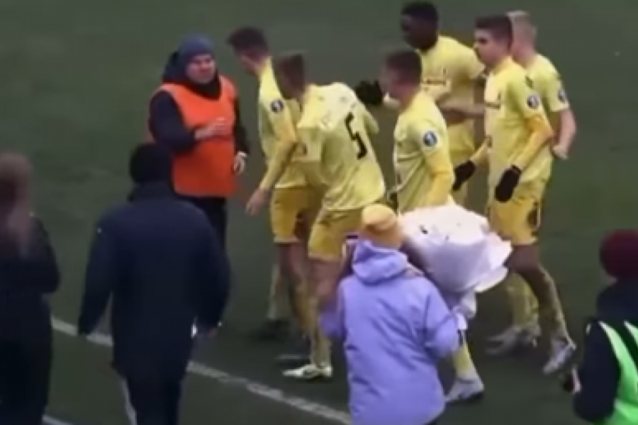 FUDBALER JE ISPLANIRAO ROMANTIČNU PROSIDBU NA STADIONU: Ali taman kada je kleknuo uleteo je radnik obezbeđenja i brutalno gurnuo devojku - USLEDIO JE NEVIĐENI HAOS! (VIDEO)