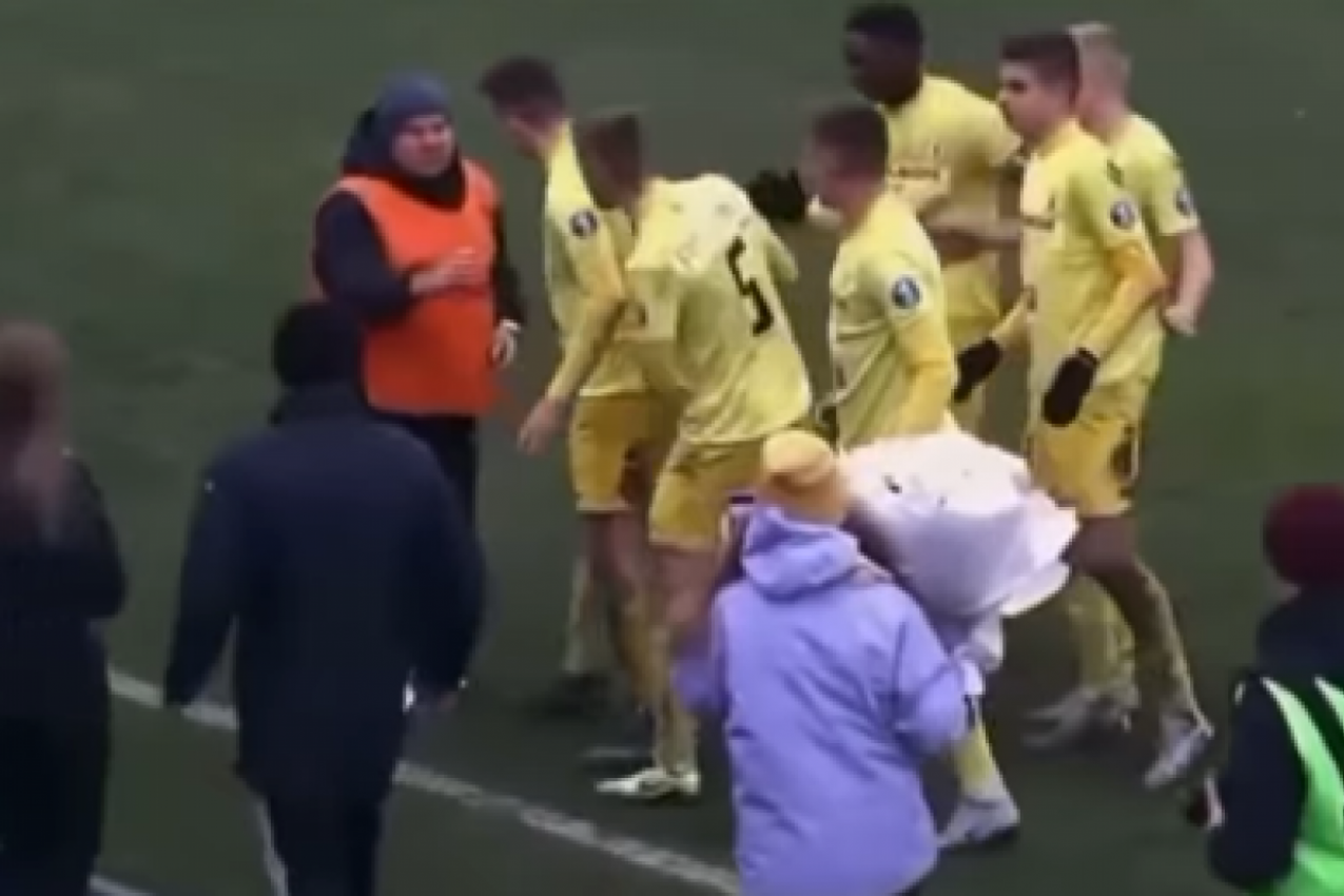 FUDBALER JE ISPLANIRAO ROMANTIČNU PROSIDBU NA STADIONU: Ali taman kad je kleknuo, uleteo je radnik obezbeđenja i brutalno gurnuo devojku - USLEDIO JE NEVIĐENI HAOS! (VIDEO)