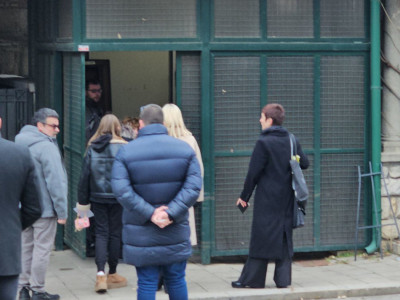 Pored Vesne na sahranu su odmah stigle i Miloradova bivša supruga Jelena Đukić i ćerka Divna