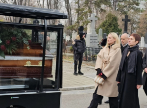 JEDAN DETALJ SA SAHRANE MILORADA MILINKOVIĆA SVIMA JE PRIVUKAO PAŽNJU dok su dve njegove žene hodale iza kovčega! Svi su gledali u ruke bivše supruge Jelene! (FOTO)