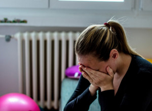 PRLJAVE I MASNE KOSE U RASPALIM ČIZMAMA DOŠLA JE PO DECU KOD MUŽA! Njegovi prijatelji su je gledali zgroženo, a onda joj je on posle 30 minuta poslao poruku!