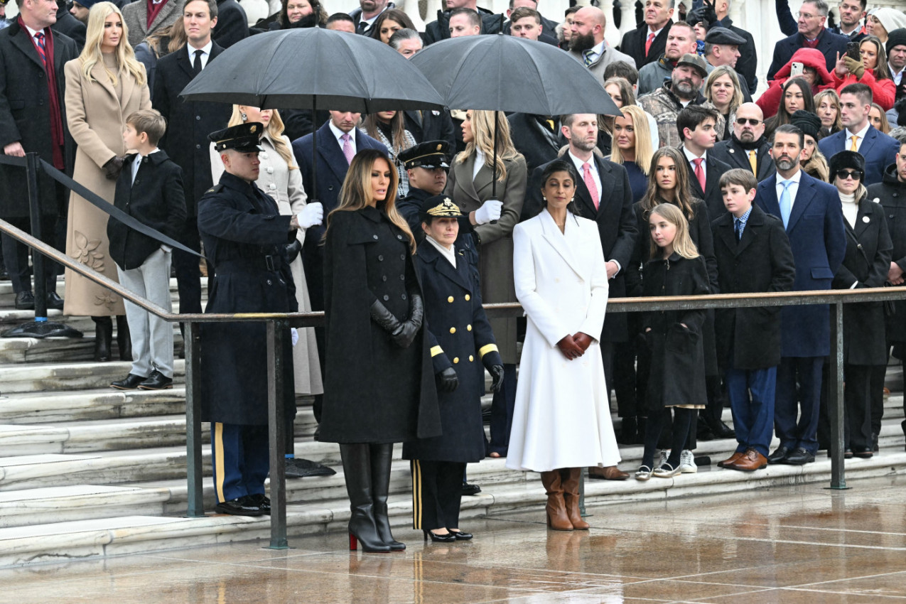 Svedeno i elegantno - ovako je Melanija izgledala pred inauguraciju tokom polaganja venaca na spomenik Neznanom vojniku u Arlingtonu.