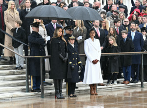 Svedeno i elegantno - ovako je Melanija izgledala pred inauguraciju tokom polaganja venaca na spomenik Neznanom vojniku u Arlingtonu.