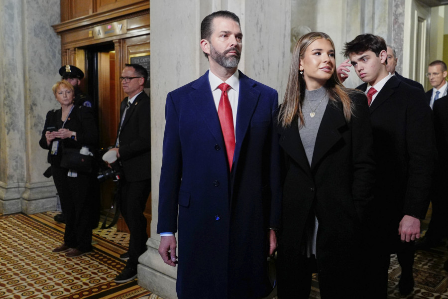 TRAMPOVA UNUKA MAMILA POGLEDE NA INAUGURACIJI: O njenoj odevnoj kombinaciji svi pričaju, a tek kako se pojavila na svečanoj večeri! (FOTO)