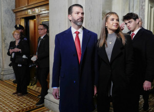 TRAMPOVA UNUKA MAMILA POGLEDE NA INAUGURACIJI: O njenoj odevnoj kombinaciji svi pričaju, a tek kako se pojavila na svečanoj večeri! (FOTO)