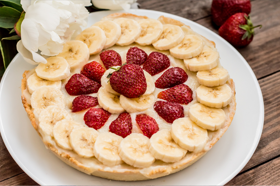 SAVRŠEN KOLAČ I ZA POČETNIKE, SVIMA USPEVA IZ PRVOG PUTA: Sočni banana tart sa čokoladom, sprema se u tren oka!